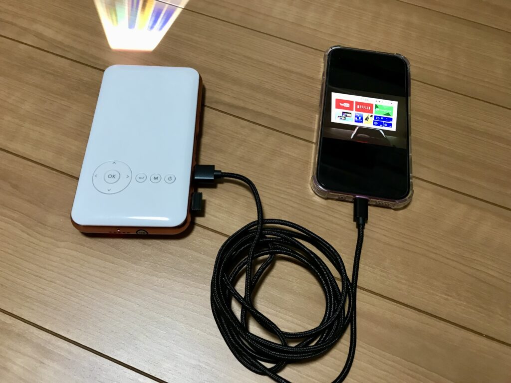 いざという時にはモバイルバッテリーとしてスマホの充電ができる